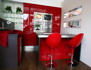2448-kitchen-seating-with-red-color-accent_1440x900