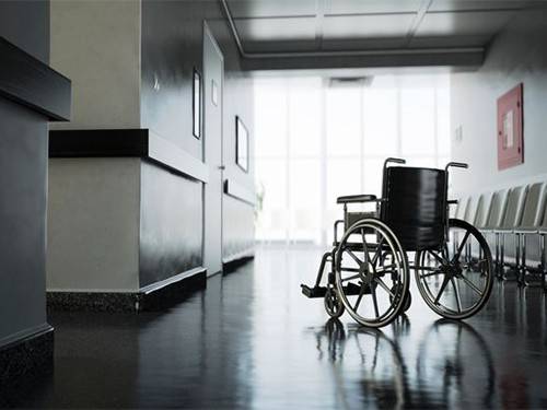 Из-за ошибочного диагноза мужчина провел в инвалидном кресле 43 года