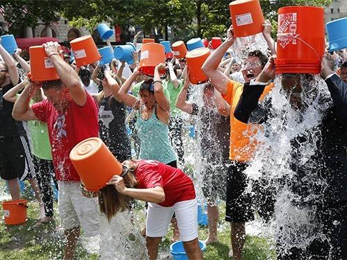 Флэшмоб Ice Bucket Challenge помог собрать средства на изучение смертельного заболевания