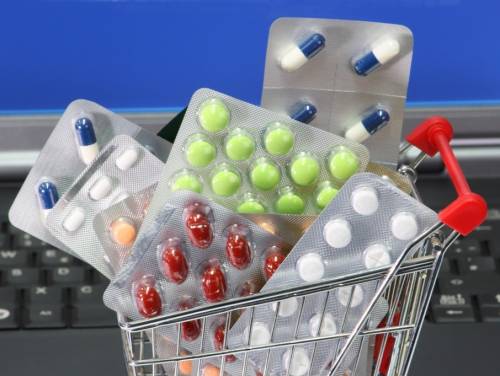 Денис Мантуров: Минпромторг поддерживает идею продажи лекарств через интернет