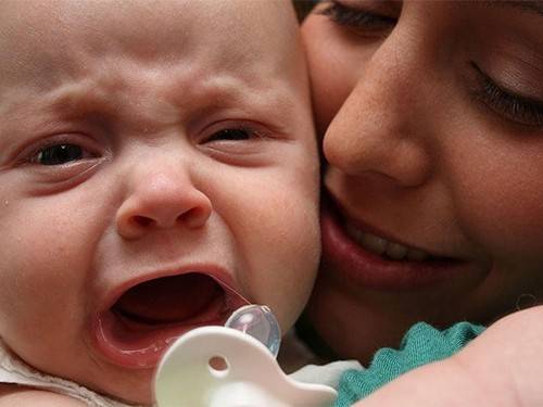 Новорожденные дети плачут на языке родителей