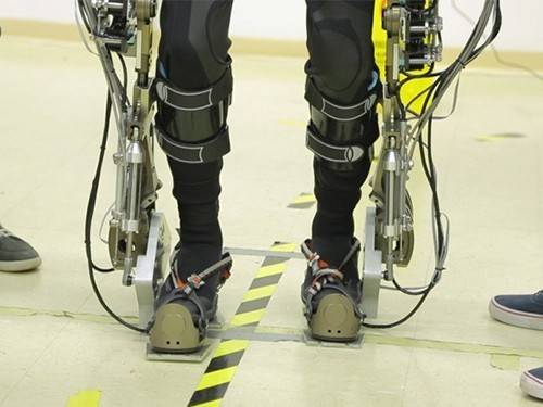 Мыслеуправляемый экзоскелет научил парализованных пациентов ходить самостоятельно