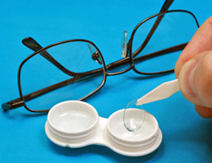 Контактные линзы или очки? что безопаснее