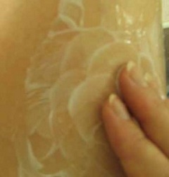 Акридерм СК по инструкции наносят на воспаленную поверхность кожи тонким слоем